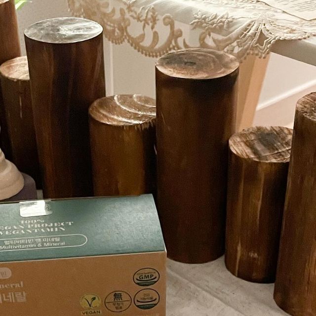 예리밍 | 집꾸미기 • 홈스타일링 on Instagram: "저 비건 비타민은 처음이에요!
#비건타민 (@vegantamin) 💚🤍

기존에 먹던 멀티비타민은
알이 너무 커서 삼키기 힘들었는데
이건 한포에 세알로 나뉘어져 있고
특허 식물성 코팅이 되어있어 알약이 깨지는것을 방지해주고
표면이 매끄러워서 목넘김이 편했어요!👏🏻

그리고 한국인 식습관에 맞춰
17종 식물성 영양소 1일 권장량을
모두 충족할 수 있어요🫶🏻

요즘 바쁘다 바빠 현대인들에게
칼슘, 비타민B12가 부족한 경우가 많은데요
이 부분도 섭취할 수 있답니다🥹

하루 한포씩 뜯어서 먹으면 되니까
위생적이고 간편하게 섭취할 수 있어요👏🏻

게다가 non-GMO원료와 화학첨가제가 들어가지 않아
안심되네요!🫶🏻🤎

#협찬 #비건영양제 #비건타민식물성멀티비타민앤미네랄 #종합비타민 #20대여자영양제 #임산부종합비타민 #20대영양제추천 #20대비타민"