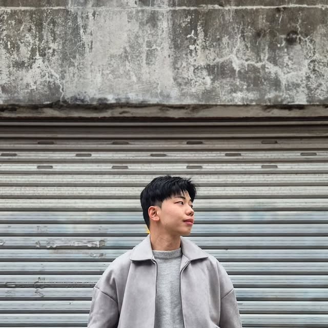 조성진 on Instagram: "톤이 부드럽게 이어지는 스웨이드로 겨울 무드 정리한 날 🤍 #광고

아이러니포르노 화이트라인(@1rony9orno_official)
크루얼티프리 알파 스웨이드 자켓

▪️ 루즈~오버핏 실루엣이라 각 잡히기보다 자연스럽게 떨어져서 미니멀한 분위기가 잘 살아났어요 🧥

▪️ 가볍고 소프트한 스웨이드 텍스처라 착용감이 부담 없고, 가까이서 보면 질감이 더 깔끔하게 느껴졌어요 ✨

▪️ 뒷면 핀턱과 소매 절개 디테일 덕분에 단순한 디자인인데도 은근히 퀄리티가 느껴졌어요 🔍

▪️ 투웨이 지퍼랑 스냅 디테일이 실용적이라 열고 닫는 연출에 따라 분위기 조절하기도 편했어요 🪡

▪️ 오늘은 그레이 니트에 화이트 팬츠, 스웨이드 슈즈로 톤을 맞춰 자켓이 자연스럽게 중심이 되게 코디했어요 🤍

#아이러니포르노화이트라인 #아이러니포르노 #RONYPORNOWHITELINE #남녀공용자켓 #자켓 #레더자켓 #스웨이드자켓 #아우터 #스웨이드 #데일리룩 #자켓추천 #JACKET #LEATHERJACKET #SUEDEJACKET #アウター #レザージャケット #スエードジャケット #デイリールック"