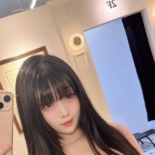 러블리챈 / leuwive on Instagram: "요즘 치크 화장은 투에이엔에 빠져버려따 ..♡

[8월올영픽/하츠투하츠PICK] 투에이엔 글레이즈 바운싱 틴트 14colors (단품/한정기획)
16호 신상 컬러 색감 너무 이뻐용 ! 

투에이엔 베러미 아이팔레트 16 colors (단품/한정기획) 
16 버블캔디 쿨톤이라면 다들 하나씩 꼭 소장했음 하는 컬러들 ,

투에이엔 컬러 플레이 듀얼라이너 5 colors (단품/한정기획) 1.4호 사면 싱글섀도우 미니 기획으루 줘용 

블러셔는 2.6호 구매했는데 이번 신상 컬러들도 너무 이쁘고 ♡

미니 파운데이션도 복숭아 색상으루 하나 구매 완료 :)♥︎ 

#광고#올영픽#올리브영추천템#올영필수템#러브버블컬렉션#롱웨어링파운데이션미니#컬러플레이듀얼라이너"