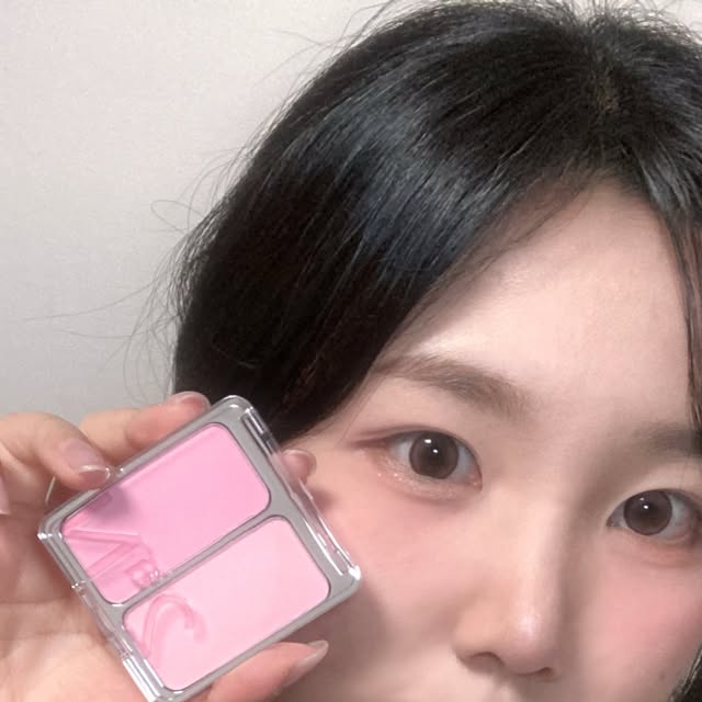@yejiji_01 on Instagram: "#광고 이번에 너무 예쁜 신상 제품들을 발견해서 소개해드려요 ✨

투에이앤 듀얼치크
🌸 핑크텐션 — 아이시한 퓨어 아이돌 핑크로, 볼에 생기를 톡톡 불어넣어주는 컬러.
🍓 버블 하트 — 통통 튀는 팝핑 핑크로 발랐을 때 얼굴 전체가 환해져요.
두 컬러 모두 미세 블러 파우더 덕분에 모공·요철이 보정된 듯 맑고 뽀용하게 표현돼요. 여러 번 덧발라도 탁하지 않고 투명하게 올라와서 진짜 예쁘더라구요!

투에이앤 베러 미 아이팔레트✨
🎀 페어리 / 드리밍 — 글리터, 쉬머, 매트펄, 매트까지 한 팔레트에서 다 경험할 수 있어요.
고밀도 파우더라 발림성이 부드럽고 뭉침 없이 밀착되고, 쉬머는 은은하게 반짝, 글리터는 각도마다 달라지는 물빛 반짝임이 너무 고급스러워요. 데일리·스페셜 메이크업 모두 활용 가능!

투에이앤 컬러 플레이 듀얼라이너👀
🍯 허니피치 — 따스한 꿀 먹은 피치 + 소프트 브라운 음영 조합.
🌹 로지캔디 — 부드러운 로즈빛 핑크 + 은은한 코랄 브라운 음영 조합.
예민한 눈가에도 미끄러지듯 부드럽게 슬라이딩되고, 유·수분에 강해 깜빡여도 번지지 않는 픽싱력이 정말 최고예요. 3mm 슬림 라이너로 트임을 연출하고, 5mm 펄 라이너로 통통한 애굣살까지 표현할 수 있어서 아이돌 무드 뿜뿜✨

전체적으로 이번 제품들은 사랑스러움 + 청순 + 투명함을 동시에 살려주는 조합이라서, 러블리 메이크업 원하시는 분들께 완전 추천드려요💗

#올영픽 #올리브영추천템 #올영필수템 #러브버블컬렉션 #롱웨어링파운데이션미니 #컬러플레이듀얼라이너"