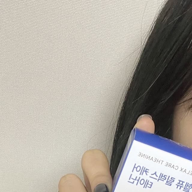늘 지금처럼, 신혼부부💓 on Instagram: "#협찬 ⠀ * 헬퓨 릴렉스 케어 테아닌 * ⠀ 요즘 날이 너무 추워서인지 목감기가 ㅠㅠ 기침으로 잠을 설치길래 긴장완화에 좋다는 헬퓨 영양제를 먹어보