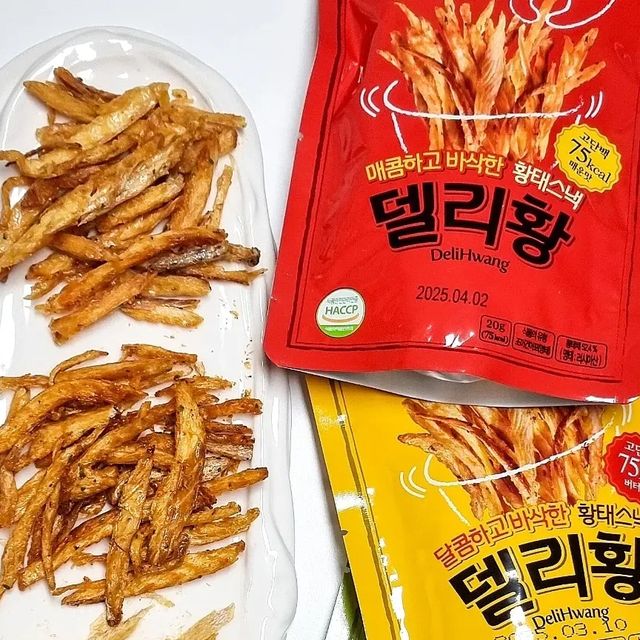 Tara 황언주 on Instagram: "#광고《 고단백 황태스낵, '델리황' 🐠 》

가끔씩 당기는 짭쪼롬한 **깡 같은 과자 대신
짠게 당기는 허전함을 채워줄 간식이 뭐가 있을까?
싶던 와중 먹어본 황태스낵

바다소리 고단백 황태스낵 '델리황' 은
오리지널, 매운맛, 버터맛 3가지가 판매된다.

3가지의 맛이 확연히 차이나는데
내가 좋아하는 오리지널 (55kcal) 은
한 봉지에 단백질이 23g 들어있다.

억지로 챙겨먹는 지겨운 단백질 대신 
맛있는 간식으로 이 황태스낵 먹으면 
맛도 있고, 단백질 보충도 되고 🧙‍♂️💭

공식몰에서 구매하니 추가증정 행사도 하고,
쿠팡에서 사면 비닐백에 담겨오는데
공식몰은 최신제품을 박스배송해주니
황태스낵이 덜 부서지는 듯.

다이어트스낵 델리황으로 다른 과자욕심 날려버리자👏🏻
.
.
.
#델리황#다이어트간식#단백질간식

#다이어트안주#맥주안주#단백질보충#단백질안주#올리브영#올리브영추천템#올리브영세일#올영세일#혼술안주#먹태#황태안주#쿠팡#쿠팡추천템 #다이어트과자 #다이어트간식 #프로틴칩 #다이어트안주 #단백질보충 #닭가슴살대체"