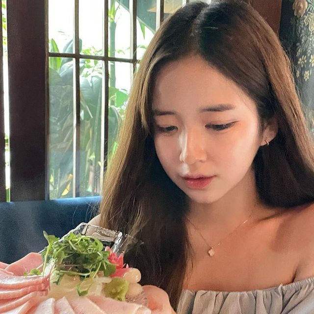 연 우 on Instagram: "#협찬 
건대입구역에 위치한 이자카야 ‘시선’다녀왔어요!

먹어본 안주들 다 맛있었고 매장내 인테리어도 감성적이여서 사진도 너무 잘나와요🤍

화장실에 고데기랑 드라이기 있는것도 진짜 너무 좋죠?

새로 오픈했는데도 손님 많더라구요!
다들 한번씩 가보세요!

#건대 #건대술집 #건대이자카야 #이자카야 #시선 #seasun 

#フォローバック#いいね返し#いいね返します 
#좋아요테러 #좋아요반사 
#좋아요테러 #좋반 #좋아요 #좋아요반사 #팔로우
#선팔하면맞팔 #선팔 #follow4like #fff #followforfollowback #likeforlikes 
#like4follow  #f4f  #ootd  #韩国人 ##美女 #04년생"