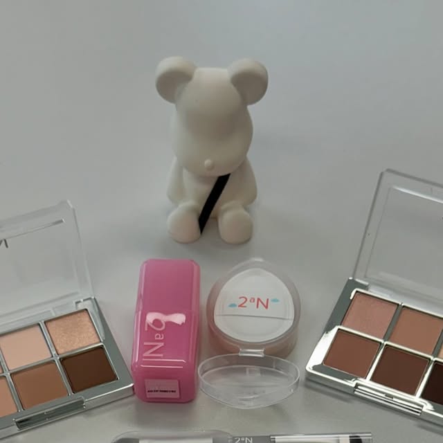 지은🌸 | 국내여행 • 핫플 • 카페 on Instagram: "#협찬

색감 맛집 2aN !
섀도우, 하이라이터, 치크, 블러링 스틱 색감 하나하나 다 예뻐요~

🤍 섀도우 - 05 디어미, 06 스테디
🩷 하이라이터 - 레몬그라스, 핑크벨, 클리어, 피치빔
💛 치크 - 02 러브로지, 11 쥬시 피치
🧡 블러링 스틱 - 03 베리 밀크

발색도 잘 되고 가루날림도 없고 너무 만족스러운 2aN 🤍
색조 맛집 2aN 제품 써보세요🩷"