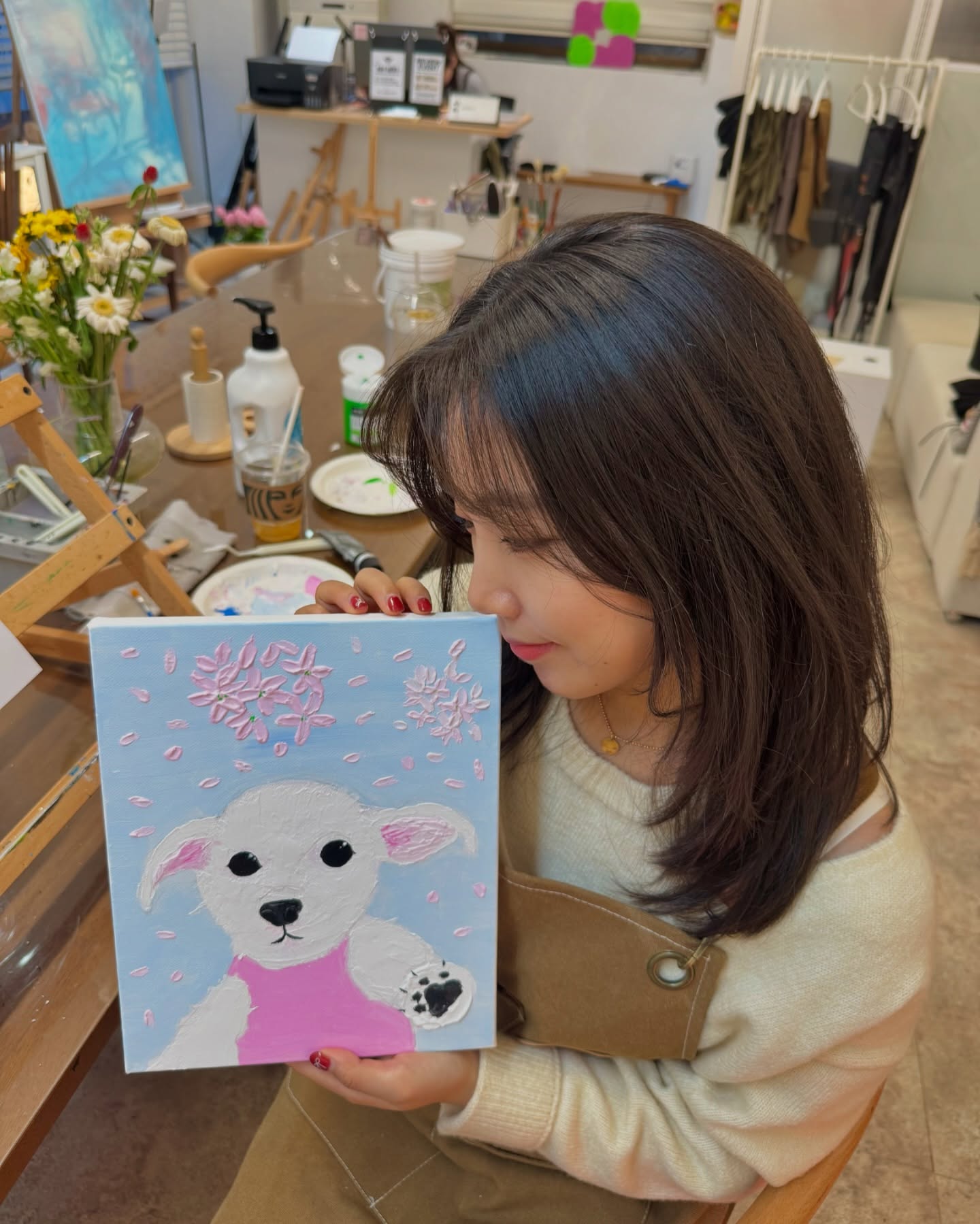 ⠀
나 찐화방은 첨이쟈나,,,
서면 데이트코스나 놀거리로 딱인 나흠화방!
인테리어가 너무 이뻐서 그림 그리다말고
계속 일어나서 거울샷 찍고 영상 찍고 난리ㅜ
오픈한지 얼마 되지않아 너무 깨끗하고
채광도 짱이라서 사진 잘나옴,,ㅋㅋㅋㅋ
그리고 젤 맘에 들었던거!! 애견동반!!!
제발 강쥐 데리고 강쥐 그림 그려조 🥹🥹
⠀
📌서면 나흠화방
(부산 부산진구 동천로107번길 24 4층)
📌11:00~21:00 (연중무휴)
📌애견동반💓
📌주차장 없음(근처 유료 주차장 이용)

#나흠화방, #부산핫플, #취미생활, #부산데이트, #부산핫스팟, #부산여행, #전포카페, #전포핫플, #실내데이트, #이색데이트, #부전동핫플, #서면데이트 #협찬