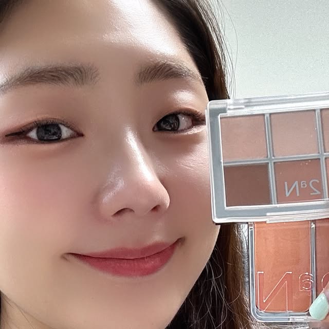 정다연 | 민트우유 on Instagram: "#광고 @2an_official 색조맛집 투에이엔 신상 블루밍가든컬렉션 🌷 봄이랑 잘 어울리는 컬러들로 다가오는 봄 메이크업은 요 제품들로 메이크업 해봐야겠어요 듀