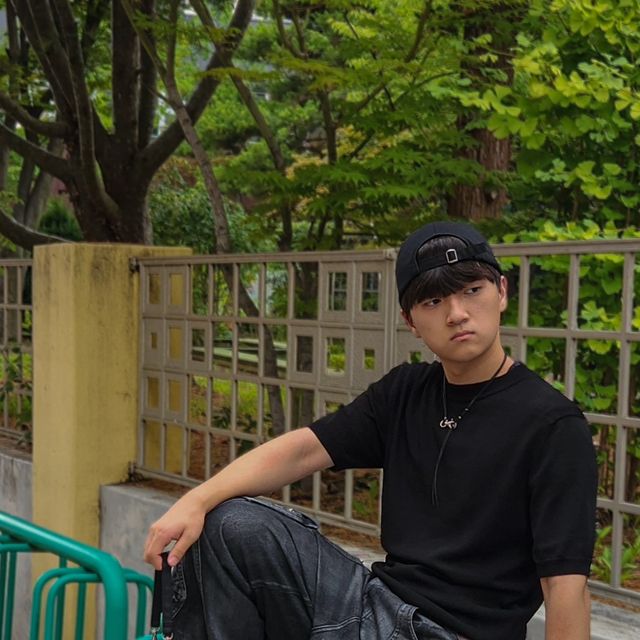경景 | 캐트릿 • 데일리룩 on Instagram: "#협찬 갑자기 한여름 @jizlouise [SIGNATURE ORNAMENT CREW NECK BLACK KNIT] 178cm 73kg / L size 고급스러운 시그니처 오나먼트 장식이 매력적인 니트 였습니다-! 레이온+