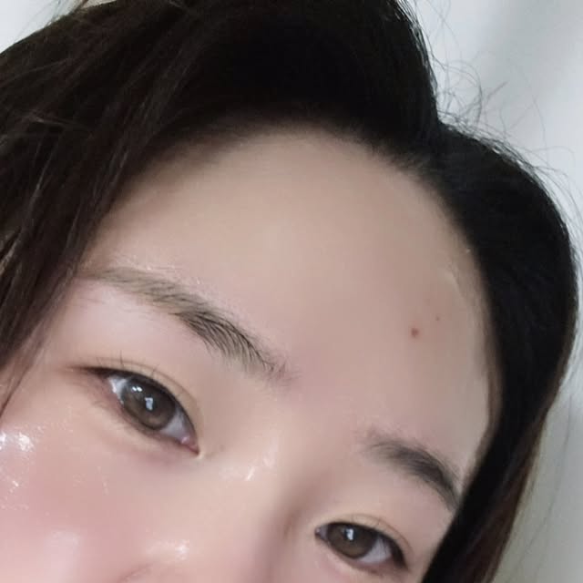 허니 on Instagram: "#협찬 #CJ웰케어 #이너비아쿠아앰플 자극적인 외부 환경에 피부가 건조해지는줄 몰랐음 이제 뭐... 30대후반. 아무리 덧발라도 해결되지 않는 건조함이 고민이었다. 늘 방문