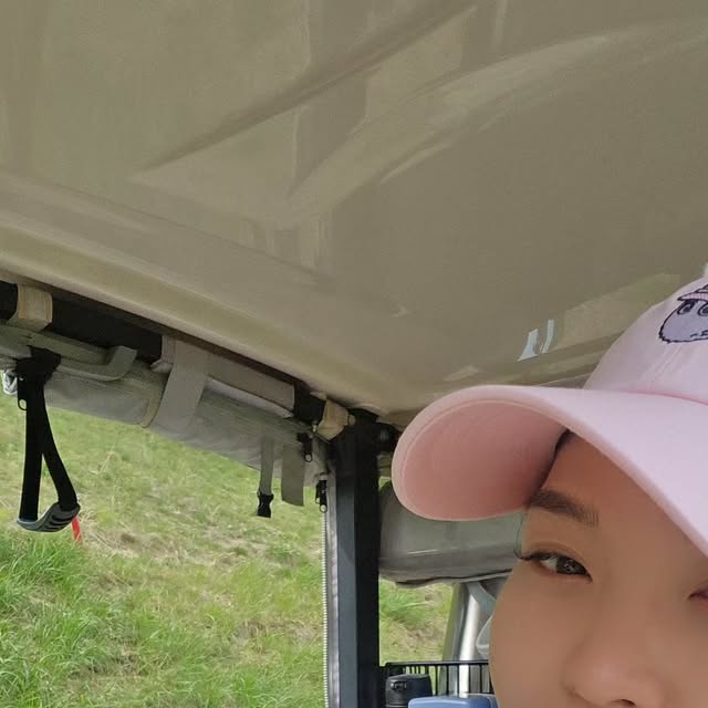 Yun Heesun on Instagram: "#협찬 #광고 #비타민D #비건비타민D #헬퓨 
#건강스타그램 #비타민추천 #비타민 

평소 주로 사무실에만 있다보니 햇빛 볼 기회가 충분치 않은데... 
이렇게 라운딩에 나와서 어쩌다 가끔 햇빛을 받아서는 비타민D가 부족하지 - ☀️

성인의 절반 이상이 비타민D 부족상태라고 건강하게 보충하자! 

☀️비건 인증받은 비타민D로 원료부터 완제품까지 든든
☀️체내 흡수율이 높은 활성형 비타민D3
☀️목넘김이 쉬운 초소형 식물성 연질캡슐로 가볍게 섭취
☀️하루 1캡슐로 1일 영양성분 기준치에 5배나 섭취
☀️유해산소로 부터 세포를 보호하는 비타민E 함유 

👉소곤소곤👈
햇빛을 담은 한알!  건강을 위한 햇빛 에너지 
" 헬퓨 비건 비타민D3 2000IU" 

##비타민추천 #비타민 #비타민D결핍 #비타민D수치 #비타민디효능 #비타민D2000IU #골스타그램  #골프 #내가제일소중해"