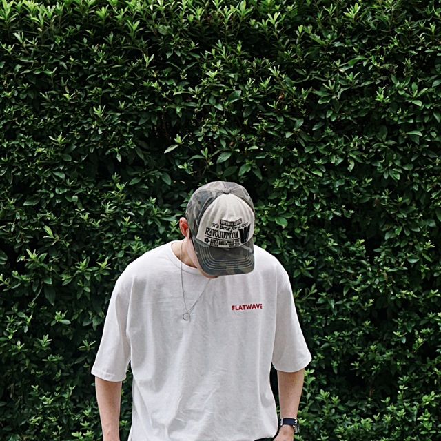 안성배 on Instagram: "#광고 ⬇️
"이쁜옷들 오늘 내가 미안"
.
.
[스탠다드에러] 노멀 워싱 와이드 데님팬츠
[플랫웨이브] Knii Print T-Shirt
.
✔️티셔츠
두툼한 고밀도 원단에 앞뒤로 귀여운 프린팅 한발씩 장전!
텍스쳐도 부드럽고 넥라인도 탄탄해서 입는 내내 기분 좋았던..
바지는 숏한걸 입는걸 더 추천..
.
✔️바지
데님핏 꽤나 이쁜데 이건 내가 소화하다가 얹쳤다..
허리부터 밑단까지 자연스럽게 떨어지는 와이드한 핏의 데님 팬츠
부드럽고 견고한 내구성의 원단으로 편안한 착용감과 워싱 작업 
으로 빈티지하고 트렌드한 컬러감이 특징 입니다 
다리가 좀더 길게 올려입고 티셔츠 넣입으로 배바지 하면 더 이쁨
.
티셔츠도 바지도 오늘 내가 조합 잘못 짰네...엉아가 미안타...
.
.
모자 @ogarp_
티셔츠 @flat_wave_in_seoul
바지 @standarderror_official
신발 @golemeth_official
.
.
#flatwaveinseoul #플랫웨이브인서울 #스탠다드에러 #standarderror #데님팬츠 #팬츠 #청바지 #와이드팬츠 #Pants #DenimPants #ocotd
.
#남자코디 #남자데일리룩 #캠퍼스룩 #남친룩 #오오티디 #일상화보 #오오티디패션 #패션계정 #패션계정맞팔 #캐주얼룩 #시티보이룩 #ootd #남자캐주얼 #dailylook #남자여름코디 #비즈니스캐주얼 #아메카지룩"