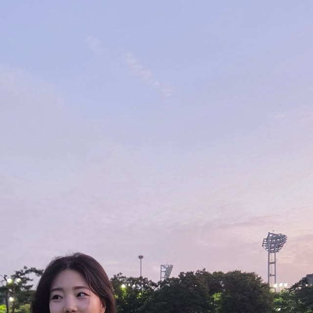 미리 on Instagram: "#광고 

가을이 성큼 다가온 게 느껴져 꺼내든 빈티지 체크셔츠🍂 
가볍게 걸쳐도, 레이어드해도 멋스러운 
스탠다드에러 오버핏 긴팔 체크셔츠를 입어봤어요 🧡🩵 

@standarderror_official 과 함께하는 올가을, 
무신사에서 만나보실 수 있습니다 💫 

📌 87-STAN083 레트로 플레이드 오버핏 포켓 긴팔 체크 셔츠 스카이블루 M
✨🔗 https://www.musinsa.com/products/5087052"