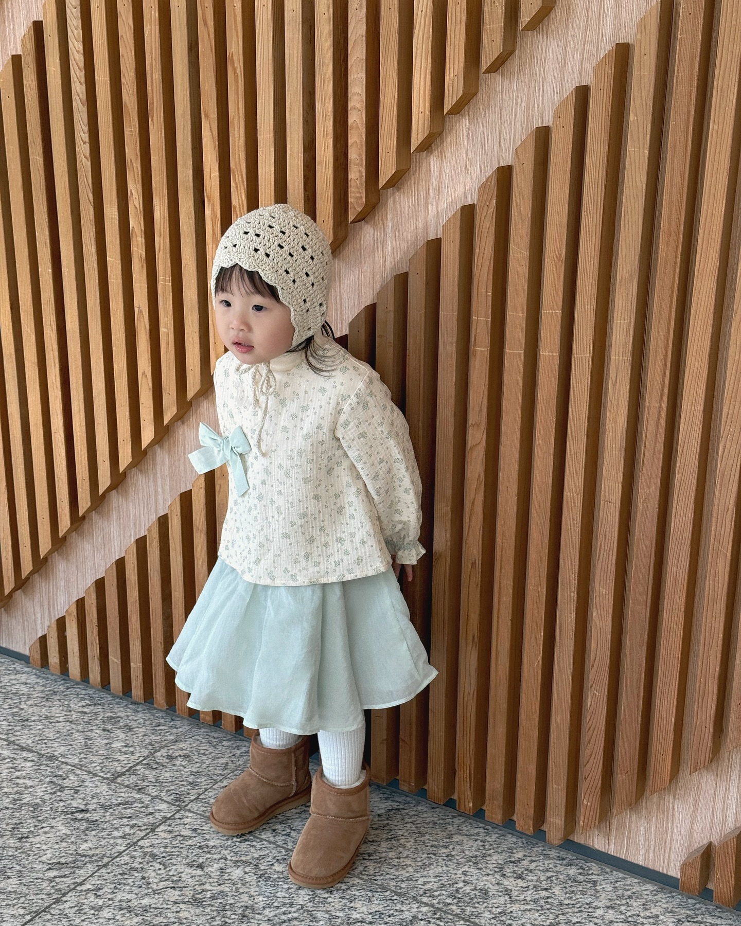 #협찬 l zarakids zara 
푸른 뱀의 해를 맞이하여
새롭게 돌아온 ZARA KIDS 한복컬렉션 🩵

작년에 입은 한복도 너무 예뻐서 맘에 들었는데
올해 신상도 단아하면서도 포근한 스타일.. 🫧

1000일 기념으로 베베핀 뮤지컬 보러갔더니
너무 신나서 총총총 뛰어다닌 서우 👧🏻
생활한복이라 일상에도 불편함없이 잘입고 다녔어요 !

사이즈는 생후 6개월부터 만 6세 까지 나와
둘이서 함께하는 첫 설날은 자라 한복컬렉션으로
서지우 같이 커플룩으로 입으려고 준비완료🫰🏻

푸른 뱀의 해를 맞이해 타투스티커도 증정한다니
아직 한복 준비 못하신 분들은
ZARA 매장이나 공홈으로 구경가보세용 🛒

#zarakids #자라키즈 #자라한복 #아기한복 #자라한복컬렉션
#설날한복 #두돌한복 #32개월아기 #아기랑나들이