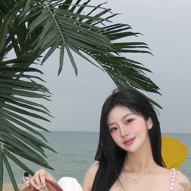 현명 on Instagram: "#광고 @cc_collect_official 여름 하면 바로 서피비치잖아요 🌊🏄 양양 서피비치에서 씨씨콜렉트의 유니크하고 트렌디한 감성의 리조트 웨어룩을 만나볼 수 있는 팝업스토어가
