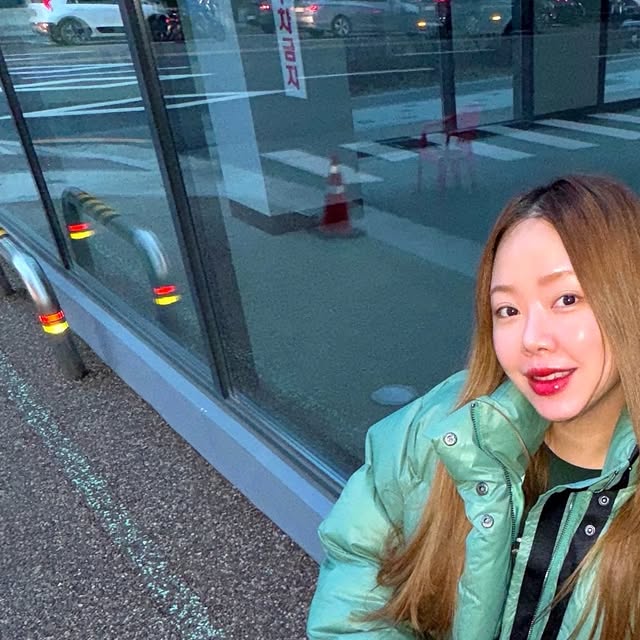 ᴳᴱᴹᴹᴬ ᴹᴼᴼᴺ 🌙✨ on Instagram: "#광고 읏추츄..❄️⚡️ 추위 뚫고 빵 사고 굴 사러! 굴 러버 오빵이 굴 파슷타 해주기!🦪🍝🍴 인생 파스타라고 노래를 부르면서 너무 잘 먹네•••또 해주께?🫰🏽🫶🏽🤙🏽

상큼 뽀짝 민트 컬러 숏패딩은 @osawa_official 🩵💚 크롭한 기장과 적당한 볼륨감 취저✨ 하이넥 디자인이라 목두 너무 따숩구 포근~!🧣 #오사와 #OSAWA #패딩 #숏패딩"