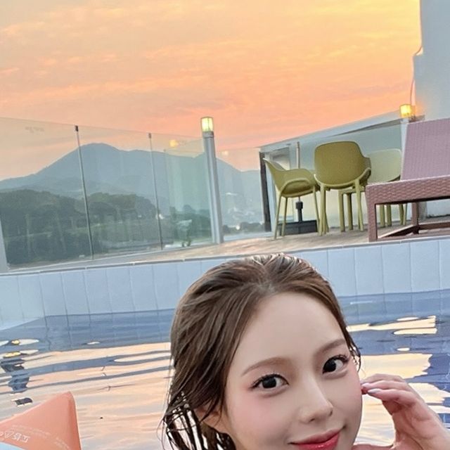 의리 | 여행 • 숙소 on Instagram: "하루종일 물에 둥둥 떠다니기 헤헤😊

암튜브 덕분에 수영 백번해도 안심이쟈나
예쁘고 편하고 튼튼하고 다해라 아주💕 
놀러갈때마다 들고다녀야징<~

#오렌지앨리스암튜브 #오렌지앨리스 #암튜브 #팔튜브 #호캉스 #물놀이용품 #수영용품 #비치룩 #풀빌라 #여수여행"