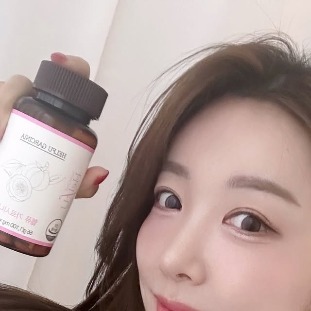구슬이🔮 on Instagram: "#유료광고

헬퓨 가르시니아 다이어트🩷
식물성 다이어트 원료인 가르시니아 캄보지아 추출물을, 1,000mg 함유하고 있어 탄수화물이 지방으로 
합성되는 것을 억제해 체지방 감소에 도움을 주는 영양제!!
1일 1회 2정으로 힘든 다이어트 도움 받아봅시댱🥹🩷🩷

#광고#헬퓨#가르시니아#헬퓨 가르시니아#다이어트보조제#가르시니아캄보지아#가르시니아카테킨#HCA"