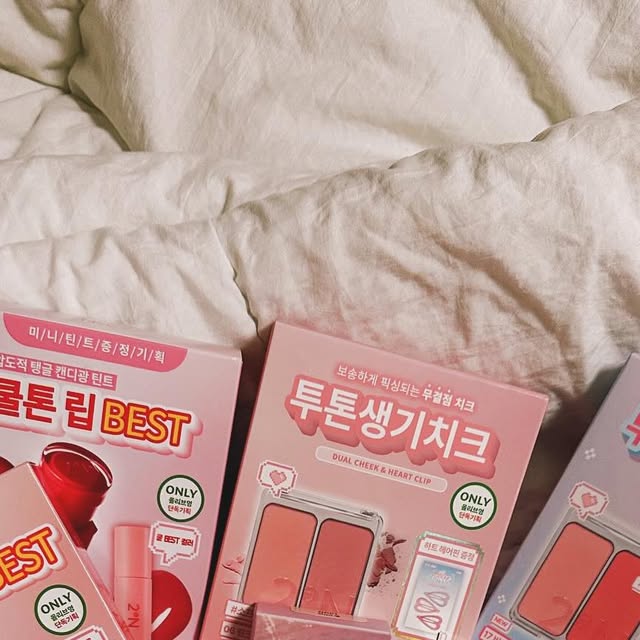 Dalkong on Instagram: "#광고

요즘 핫하다는 2aN 잔뜩 쟁여 왔어요! 
올리브영 단독 기획 상품이 많아서 더더욱 좋았는데요!

🌸올핫팬 아이팔레트 핑잘봄베이직템과 쿨톤맛 핑크 입문템, 
🌸투톤 생기치크, 
🌸쿨톤립과 뉴트럴 생기립, 
🌸푸어 글래쉬 하이라이터까지:) 

무엇보다 컬러가 너무 예뻐서 마음에 쏙❣️

#올영픽 #올리브영추천템 #올영필수템 #러브버블컬렉션 #롤웨이파운데이션미니 #컬러플레이듀얼라이너"