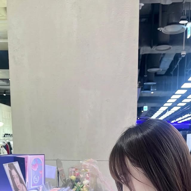 🫧ᴴᵞᴱᴵᴺˢᵀᴬᴳᴿᴬᴹ on Instagram: "더현대에서 진행하는 가장 핫한 투에이엔 팝업 행사를 다녀왔어요💘(12.5-12.12)
얼마전에 투에이엔에서 런칭한 걸스나잇 컬렉션 구경했는데 사람들로 북적북적 했답니다 ! 제일 핑쿠핑쿠하고 블링했음💫
최대 40%까지 세일중이라 안그래도 하이라이터 탐났는데 세일기간에 득템 ❕
지금 팝업 현장에서 제품 구매 시 담는 만큼 가져갈 수 있는 스쿱 이벤트도 하고 있어요 저도 참여 완료 🫧🩵

팝업 현장에서 sns 업로드 시 , 뽑기 이벤트 진행하구
스쿱 이벤트로 인해서 틴트 두개도 무료로 겟했답니다👏
엄마 드림😉 

예쁜 투에이엔 제품으로만 메이크업도 해봤답니당 💕
내 취향 핑쿠랑 블링블링 하이라이터와 블러셔 조녜예요🥹
.
.
.
#광고#투에이엔#2an#투에이엔팝업#걸스나잇컬렉션#듀얼치크#베러미아이팔레트#퓨어글래시하이라이터#더현대#더현대서울#더현대팝업#더현대비클린팝업#비클린팝업#팝업추천#팝업스토어#연말데이트#맞팔#소통"