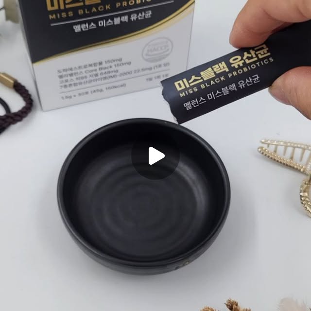 러브핑크 on Instagram: "#협찬

- 하루가 다르게 빠르게 늘어나는 새치!

- 멜런스 미스블랙 유산균은 과학적 접근을
바탕으로 균형잡힌 조합으로 완성된 특허청
공식 출원한 여성 새치 전용 유산균입니다.

- 현직 약사와 한의사가 직접 연구 개발한
제품으로 7종 복합 유산균 IM-2000 (프리, 
프로바이오틱스)과 호박씨추출물, 하수오분말,
구기자추출분말, 비타민B.C 등 주목받는 
프리미엄 성분을 균형있게 담은 특허 출원 
PBH 복합물까지 담았답니다.

- L-티로신과 엽산을 기반한 프리미엄 복합
성분 도파에스로복합물, 프락토올리고당까지 
함께 함유된 제품으로 미스블랙 유산균 하나
만으로도 밸런스를 완성해 줍니다.

- 하루 한포로 시작하는 자신감!

- 미스블랙 유산균을 매일 1회 1포씩 물과 
함께 혼합하여 섭취하면 장과 모발건강을 
챙겨주실 수 있답니다.

#광고 #미스블랙 #새치영양제 #유산균
#새치유산균 #멜라닌유산균 #새치예방
#여성유산균 #여성새치유산균 #새치관리"