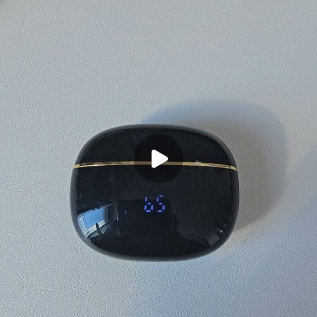 유포리아, 먹고 마시고 행복하고💛 on Instagram: "#광고
SMIRIA 블루투스 이어폰🎧 

처음 귀에 꽂자마자 너무 가벼워서 “어? 내가 이어폰 꼈어?” 할 정도로 편안함이 팍팍 느껴진!!!!!! 장시간 써도 귀가 아프거나 답답함 전~혀 없는 꿀템이예요🍯✨️

음질은 말해 뭐해? 저음이 깊고 선명한데, 고음도 또렷하게 살아있어서 음악 감상할 때 진짜 영화관 온 기분을 느껴버림>_<  심지어 소음 차단이랑 주변 소리 듣기 모드도 있어서 밖에서 걷거나 카페에서도 집중하면서 음악 듣기 딱 좋아요! 

페어링도 너무 쉽고 빠르게 잘되는데, 전원을 켜면 자동으로 내 폰과 연경되서 버튼 몉 개 만지작거릴 팔요도 없고, 연결도 안정성도 좋아서, 통화할 때 잡음 없이 또렷하게 상대방 목소리 들려주니까 진짜 신세계 영접!

배터리도 오래가서 한 번 충전으로, 하루 종일 써도 문제 없고, 케이스까지 완충하면 30시간 이상이라 여행 갈 때도, 출퇴근길에도  걱정 NO! 디자인도 깔끔하고 작아서 어느 가방이든 쏙 들어가니, 휴대성도 완전 굿굿​ ( ˘ ³˘)♥

게다가 방수 기능도 있어서 운동할 때 땀이나도 끄떡없고, 갑작스러운 비에도 걱정 없거덩요​! 이어보드가 귓속이 딱 맞게 설계되있더서 운동하거나 뛰어도 빠질 걱정 없으니 운동템으로도 인정🏃‍♂️🏃‍♀️

요즘 내 귀에 매일 붙어사는, 너무 편하고 음질 좋고 디자인도 완벽한 smiria 블루투스 이어폰 추천​( σ̴̶̷̤ .̫ σ̴̶̷̤ )♡

#SMIRIA이어폰#이어폰#무선이어폰#블루투스이어폰이어폰추천"