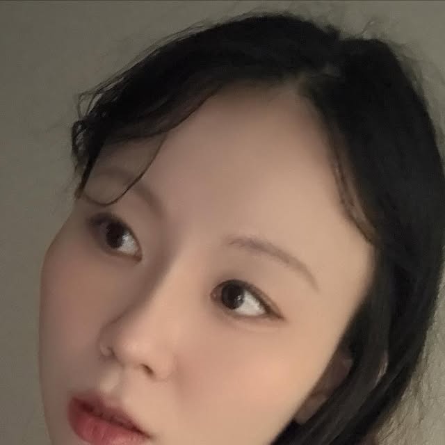 쏠 𝒘𝒐𝒓𝒍𝒅🌍 on Instagram: "#광고 혹시 가루날림이 적은 맑은 컬러의 쉐딩을 찾으시나요? 메이크업 초보자도 쉽게 사용할 수 있는 2구 구성으로 웜톤/쿨톤 본인 피부에 맞게 선택해서