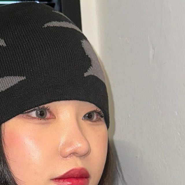 신아영 on Instagram: "#협찬 제 목걸이 탐나죠?👀 @right_here_women 에서 펜던트목걸이를 제공 받았습니다 심플한 디자인의 목걸이라 어떠한 룩이든 다 잘 어울림..🥹 #광고 #제품제공 #롸잇히어 #r