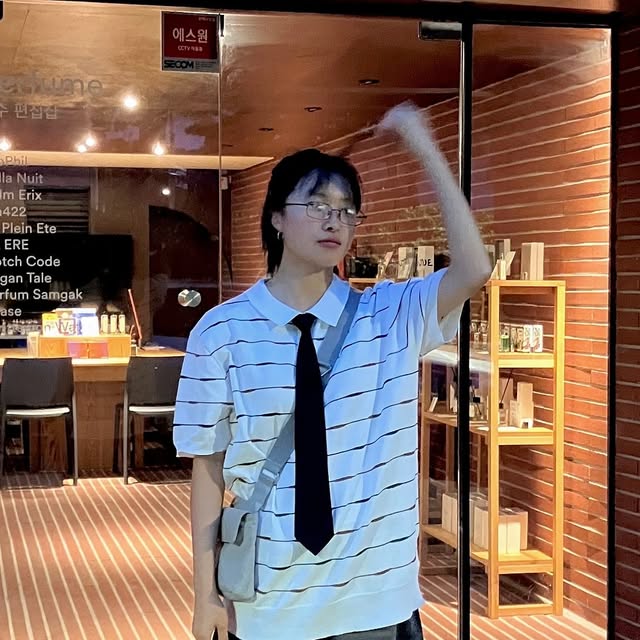 신유 SHIN U on Instagram: "#광고 #아이러니포르노
야심차게 오이 도시락 쌌어요🥒
경건한 마음가짐으로 먹기 위해 넥타이와 안경 써줬습니다

입체적인 가로 스트라이프 포인트가 있는 @1rony9orno_official 카라 니트 입어서 포말한 느낌을 추추추가 해봤어요👩🏻‍🏫

#아이러니포르노화이트라인  #IRONYPORNOWHITELINE #IRONYPORNO #KNIT #니트 #반팔니트 #여름니트 #니트 추천 #여름코디"