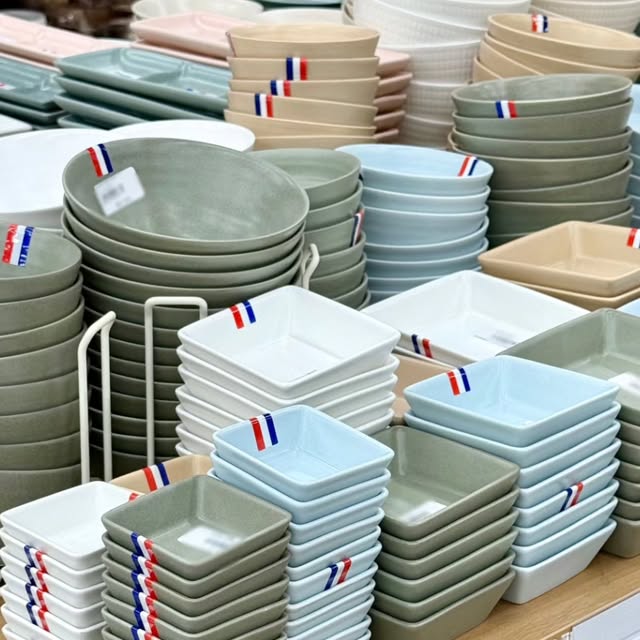 Isla | 일상 육아 뷰티 맛집 on Instagram: "#광고 

이번에 다양한 브랜드의 그릇들이 모여있는 
#일산모드니 에 방문하게 되었어요.

직접만져보며 마음에드는 제품을 
선택할 수 있는 체험형 쇼핑💛

모드니 프리미엄, 여러 브랜드를 넓은 공간에서
한 눈에 볼 수 있는 전시장이라 
꼭 구매 목적이 아니더라도 
편하게 방문해서 구경하기 좋았어요.

평소 갖고싶던 제품들을 구매 후 집으로~ 
튼튼한 천으로된 백에 넣어주셔서
편안하게 가져올 수 있었어요👍

이번에 알게된 사실!
분당, 시흥모드니는 같은 모드니가 
아니라고 하시더라고요.
(모드니하우스도 X /
모드니스토어만 모드니의 공식온라인몰 O)

일산점의 신상 소식을 확인해 볼 수 있는 
블로그와 인스타그램!
다음에 또 신상을 만나보러 갈 예정🫶

https://blog.naver.com/modnyilsan
https://www.instagram.com/ilsan_modny_md/

신혼 부부 분들, 그릇에 관심이 많은 분들,
한 곳에서 좋은 가격에 주방용품들을 
구매해보고 싶으시다면~

꼭 한 번 방문해 보시길 추천드려요!

#일산명소 #일산가볼만한곳 #일산유명한곳 #일산데이트장소 #신호부부그릇 #빌레로이앤보흐 #스타우브 #스타우브꼬꼬때 #amt #amt양수웍 #미스티파이 #네바커트러리 #사브르젓가락 #사브르 #찜기 #엔드그레인도마 #도마 #식기 #그릇 #유리잔 #에르메스그릇 #야채탈수기 #네오플램 #대니쉬냄비 #냄비 #후라이팬 #알텐바흐 #알텐바흐냄비"
