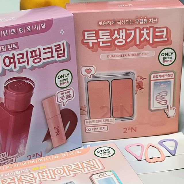 슈슈슈 on Instagram: "#광고 #협찬 @2an_official

💖 8월 올영픽! 💖
이번 달 올리브영에서 추천하는 투에이엔(2aN) 러브 버블 컬렉션을 만나봤어요.
컬러감부터 패키지, 발색까지 하나같이 너무 예뻐서 여러분께 소개해드려요🥰

⸻

🌸 듀얼 치크 (02 러브 로지)
여리여리한 두 가지 핑크컬러로 구성된 치크!
살짝만 발라도 혈색감이 살아나고, 펄이 들어있어 은은한 광택감까지 너무 예뻐요.
농도에 따라 다양한 무드로 연출 가능해서 질릴 틈 없는 블러셔랍니다✨

⸻

✨ 퓨어 클래시 하이라이터 (ND 01 쉘)
	•	ND 01 쉘 : 베이지빛의 내추럴한 하이라이터

은은하면서도 투명광을 주어 피부가 훨씬 맑아 보여요.
데일리 메이크업부터 특별한 날 포인트까지 활용하기 딱 좋은 아이템💎

⸻

🌿 롱 웨어링 파운데이션 미니 (21 아이보리)
파우치에 쏙 들어가는 미니 사이즈라 휴대성 최고!
쿨톤 피부에도 잘 어울리는 화사한 발그스름 복숭아톤이라 여름 데일리 파데로 딱이에요.
땀에도 들뜸 없이 밀착돼서 요즘 같은 날씨에 강추🔥

⸻

👀 베러 미 아이팔레트 (11 드리밍)
윔톤에 어울리는 여리여리한 음영 컬러 팔레트🧚‍♀️
부드러운 컬러 조합 덕분에 블렌딩이 쉽고, 가루날림 거의 없어서 데일리 음영 메이크업으로 완벽!

⸻

💋 컬러플레이 듀얼라이너 (01 허니피치)
애교살 메이크업 필수템✨ 하이라이터와 음영 컬러가 함께 있어
은근+러블리 무드 연출을 한 번에 해결할 수 있어요!

💋 글레이즈 바운싱 틴트 (05 버블리 / 15 피치버블 / 16 슈가버블)
촉촉하게 발리면서도 립주름을 매끈하게 커버해주는 글로우 제형 틴트예요.
	•	05 : 데일리로 딱 좋은 뉴트럴톤 MLBB
	•	15 : 복숭아 메이크업에 완벽한 여리여리한 피치컬러 🍑
	•	16 : 쿨톤분들이 바로 찾으실 쿨핑크톤으로, 덧바를수록 맑고 선명해져요💖

⸻

이번 8월 올영픽 투에이엔 러브 버블 컬렉션은
“꾸안꾸 무드”부터 “화사한 포인트 메이크업”까지 다 가능한 조합이라
요즘 제 화장대 최애템으로 자리 잡았답니다😍

#올영픽#올리브영추천템#올영필수템#러브버블
컬렉션#롱웨어링파운데이션미니#컬러플레이듀 얼라이너"