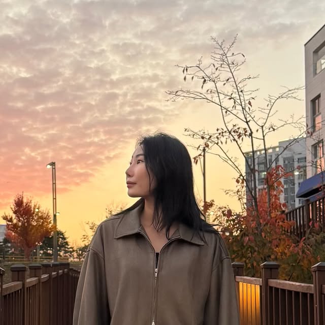 김주연 on Instagram: "#광고 #스탠다드에러 @standarderror_official 
[87-STAN009 스탠다드 블루종 스웨이드 자켓, Khaki, L]
가을에 스웨이드는 필수템 🍁
루즈~오버핏이라 남자친구하고 함께 데이트룩으로 입어도 찰떡콩떡이랍니당 (ง *´▽`* )ว
(여성분들은 M 사이즈 추천해요!)

#STANDARDERROR #남여공용자켓 #자켓 #데일리룩 #자켓추천 #빈티지자켓 #간절기아우터 #스웨이드자켓 #jacket #outer #레더자켓 #パンツ  #outer #ootd #가을코디 #커플룩 #코디"