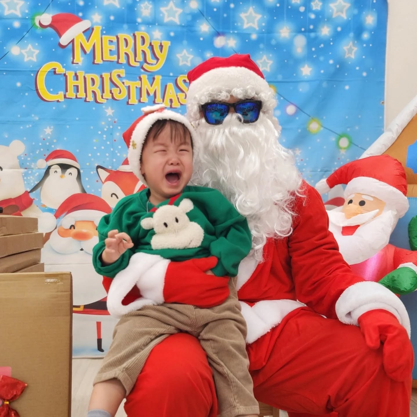 🎄

2024 삼형제의 크리스마스

트리를 꺼내야지 하면서 귀찮아서 
미루고 미루다 못 꺼냈던 올해

산타는 없다는걸 결국 알려줬고
산타양말에 선물을 넣어두고 잔다하곤
초콜릿을 넣어뒀는데

태윤이는 아침에 서운해하고
도윤이는 너무 좋아하고😄

잠시 한눈 팔던 사이 윤3 선물과
신랑 선물도 준비했다🎁

모두들 좋아해서 즐거웠지만
이도유니는 초코가 더 좋다며ㅋㅋ

#윤형제네 #삼형제 #christmas #연말