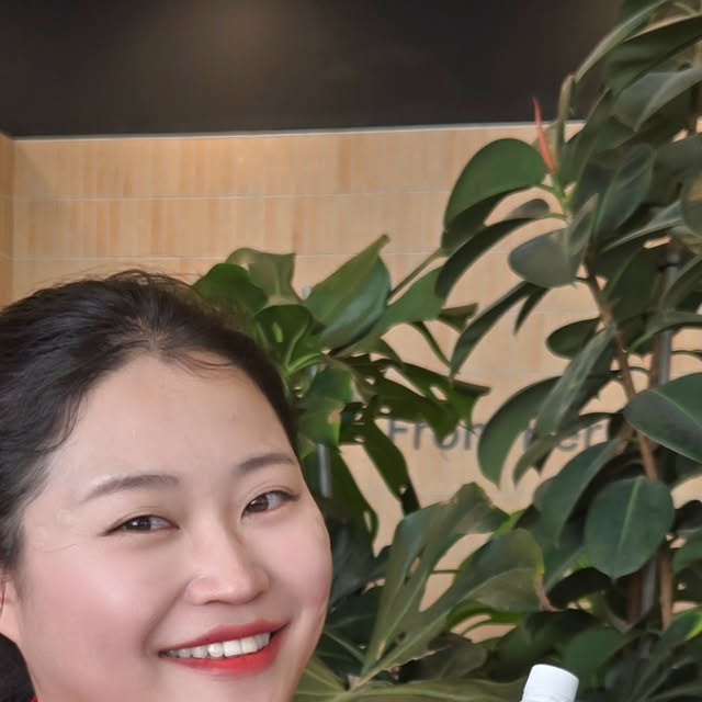 루쓰 | 뷰티 | 여행 | 일상 | 맛있는거 ❤️ on Instagram: "#광고
요즘 스케줄 때문에 식사 패턴이 붕 뜨는 날이 많은데,
이럴 때 가볍게 챙기기 좋은 걸 알게 됐어요
@doctorbr_ @borambio
하루 한 병으로 101종의 채소와 과채를 한 번에 마실 수 있는
닥터비알 샐러드샷 101 🌿
(ABC 주스 느낌이라 누구나 편하게 마실 수 있는 맛!)

저는 샐러드를 매끼 챙기는 타입이 아니라서
바쁠 때는 영양 밸런스가 늘 걱정인데,
이건 진짜 가방에 넣어두고 필요할 때 바로 섭취할 수 있어서 루틴 유지가 훨씬 편해졌어요

특히 마음에 들었던 건,
✔ 식전 샐러드를 한 입에 ‘샐러드샷 101’
✔ 6종 비타민 & 미네랄이 들어 있어 활력 케어에 도움이 되고
✔ 약 600g 상당의 채소·과일 식물영양소가 든든하게 담겨 있다는 점 🙌🏼

저처럼 채소를 매일 충분히 챙기기 어려운 분들은
한 번쯤 가볍게 데일리 루틴에 더해보셔도 좋을 것 같아요
저는 요즘 외출할 때 파우치에 꼭 한 병씩 넣고 다니는 중👜💚

.

.

#닥터비알 #물마님바이오 #샐러드샷101 #샐러드앰플 #과채앰플 #식전샐러드
#데일리루틴 #헬시플레저 #셀럽루틴 #라이프스타일브랜드 #홈카페루틴
#데일리케어 #비타민루틴 #활력채우기 #아침루틴 #건강습관"