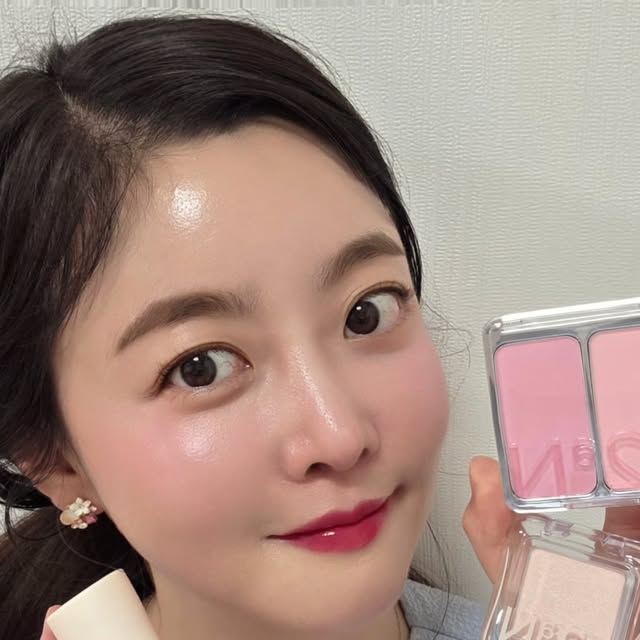 김수진 on Instagram: "#광고 29일부터 올영세일 시작💚💚
참새가 방앗간을 지나가나요🐥
또 잔뜩 쓸어가지고 왔답니다a

2aN 제품들은 모아도 모아도 욕심나요🤔
특히 듀얼치크는 왜 항상 랭킹에 있는지
테스터 한 번만 써봐도 알게돼요💗

이번에 제가 지른 리스트들은⁉️
❣️듀얼 치크 
소프트베리 06 핑크 페탈 (헤어핀 증정)
쿨베리우유 13 베리 큐피드 (헤어핀 증정)
뽀용치크 정석 16 핑크 텐션 (헤어핀&타투스티커 증정)
❣️롱 웨어링 파운데이션 미니
인간 복숭아톤 20호 복숭아
❣️퓨어 글래시 하이라이터
웜쿨대통합  IV01 슈가 베일 (타투스티커 증정)
진주베이지광 ND01 쉘
맑은핑크광 ND02 클리어
핑크&실버펄 PK02 핑크벨
핑크&오렌지펄 OR01 피치빔
싱그러운라임 GN01 라임밤

이번 세일에 투에이엔 꼭 경험해보아요💕

#올영픽 #올리브영추천템 #올영필수템 #러브버블컬렉션 #롱웨어링파운데이션미니 #컬러플레이듀얼라이너"