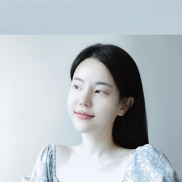 뷰티 네이버 블로그 인플루언서 ✨ 뿜뿜 PARK JIN HEE on Instagram: "#유료광고
@oearth_skincare

✨🌿오어스 트리플레이어히알루론시카 7초 세럼인앰플! 🌼💧

오어스의 최신 기술로 탄생한 이 세럼인앰플은 
단 7초 만에 피부에 깊은 수분을 공급해주는데요!

아홉 가지 히알루론산 레이어가 피부 속까지 침투하여, 
하루 종일 촉촉하고 건강한 피부를 유지있어요.🌟

💧 빠른 흡수: 가벼운 텍스처로 피부에 
빠르게 흡수되어 즉각적인 수분 공급을 제공하고,
💧 깊은 보습: 트리플 히알루론산이 피부 깊숙이 
수분을 채워주어 오랜 시간 촉촉함을 유지해줘요.
💧 피부 보호: 외부 자극으로부터 피부를 보호하고 
건강한 피부 장벽을 형성하는데도 도움이 된답니다.

위생적인 용기로 외부와의 접촉 면적이 넓은
스포이드 타입의 아쉬운 점을 개선하여
위생적으로 피부에 덜어 쓸 수 있는 안전한 용기에요.

매일 아침과 저녁, 7초의 마법으로 피부에 활력을 
불어넣어준 번들거름이 아닌 자연스러운 수분광
오어스 트리플레이어히알루론시카 7초 세럼인앰플로
속은 촉촉 겉은 산뜻하게 완벽한 피부 관리를 시작하세요! 🌿✨
♥️ 대용량 105ml 인건 안 비밀 ♥️

두 번째로 같이 사용하면 좋은 짝꿍템!

🌱✨ 오어스 순한 진정 순진 비건 토너 패드! 🌿💧

피부의 순수함을 지키며 진정시켜주는 오어스의 
순진 비건 토너 패드는 순하고 자연 친화적인 성분으로
만들어져 영유아 제품에 주로 인증되는 오코텍스 1등급
원단을 사용한 만큼 민감한 피부도 안심하고 사용할 수 있어요. 🐰🌼

🌿 순한 진정 효과 - 피부 진정에 도움을 주는 천연 성분이 
피부 불편함을 완화시켜주고, 건강한 상태로 유지시켜주고,
🌿 비건 인증 - 동물성 원료를 전혀 사용하지 않고, 
동물 실험을 하지 않는 비건 인증 제품으로 안심하고 사용할 수 있어요.
🌿 간편한 사용 - 부드러운 패드가 피부에 필요한 수분과 영양을
 즉각적으로 공급해주어, 바쁜 아침에도 간편하게 피부 관리를 할 수 있고,
🌿 환경을 생각하는 포장 - 지구를 생각하는 마음으로 제작된 친환경 포장으로, 
당신의 피부뿐만 아니라 지구의 건강도 함께 챙겼어요!

오어스 순진 비건 토너 패드로 민감성/여드름 피부도
매일 순하게 각질 케어& 피지 정리를 할 수 있어
아침과 저녁, 피부에 순수함과 진정케어 시작해요 🌺💕

🛒 오어스 토너 패드는 올리브영 온/오프라인 
  오어스 세럼은 올리브영 올라인몰에서 만나보실 수 있어요! 
📍 세럼 30%+20% = 15,120원 (~44%)
📍 패드 단품 40%+30% = 10,080원 (~40%)
📍 패드 본품+리필기획 20% = 19,200원

■ 민들레진정패드 https://bit.ly/3ZMtEMA 
■ 7초세럼 https://bit.ly/4930Gdn

#오어스 #오어스세럼 #7초세럼 #민들레패드 #수분진정 #올리브영추천템"