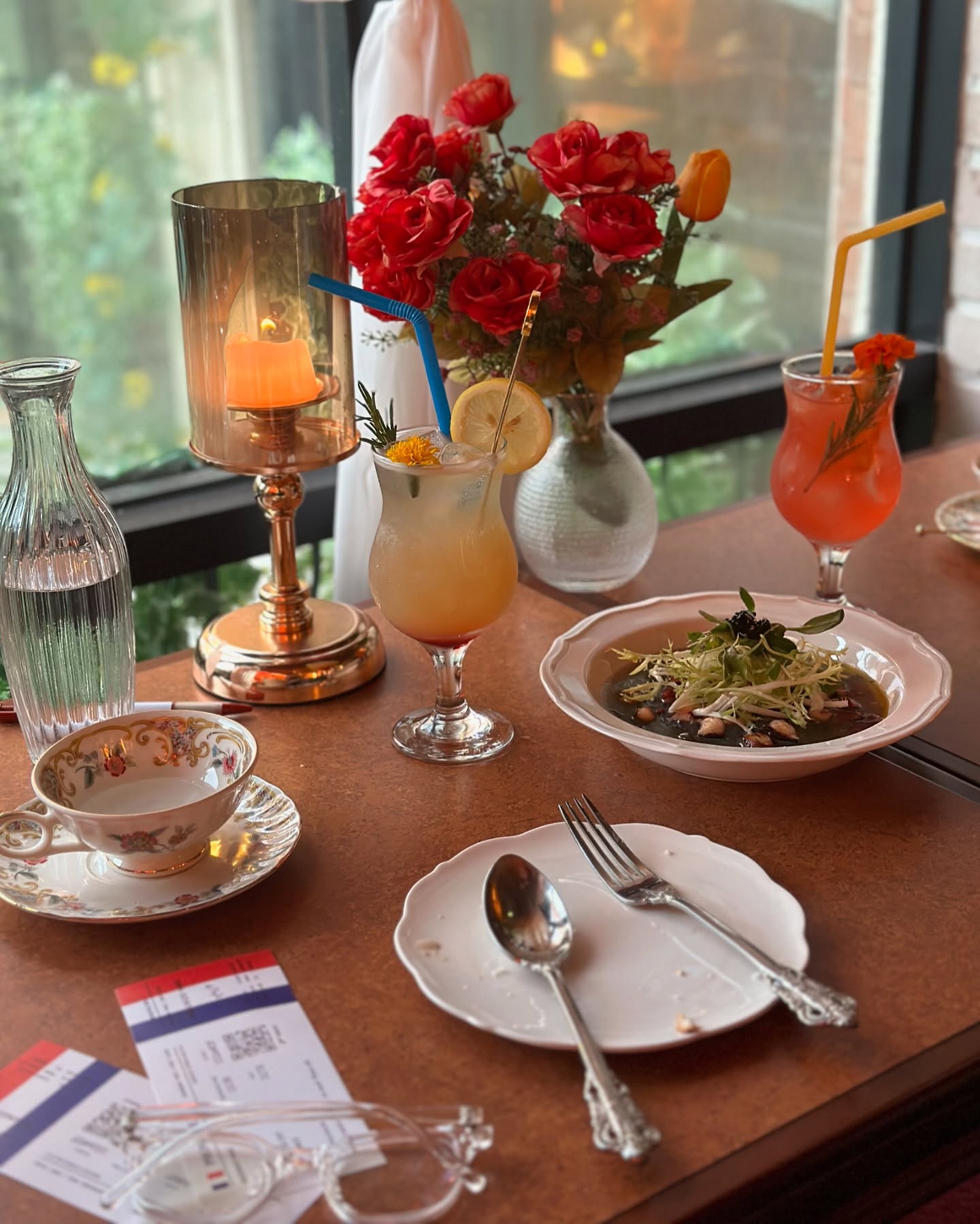 식사 전 사진 한 컷만 찍고 집중해 본 다이닝🍴 
일부러 노폰다이닝 컨셉의 식당도 찾아갔다! ( 폰 반납하면 할인해주심)
오늘 어떤 음식을 먹고있는지 재료, 맛을 오직 내 오감으로맘 느껴본 시간🕐 
식사시간에만 오롯이 몰입해본게 언제였는지, 가장 중요한걸 놓치고 살았던 것 같다.
항상 먹던 식사였는데 더 특별하게 느껴지는건 기분탓일까
가장 좋았던건 함께하는 사람과 더 많은 이야기를 나눌 수 있었다는 점.
앞으로도 노폰다이닝 실천해야지 💬

#nerget #노폰다이닝 #노폰클럽 #디지털디톡스