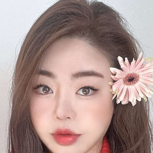 Jeong Euyeon on Instagram: "#광고 @2an_official 아직 날씨는 춥지만 메이크업은 봄.🎀 오늘은 #투에이엔 #블루밍가든 컬렉션과 함께 인간살구 메이크업을 해봤어요. 2025년 1월 1일 되자마자 똬 ! 코덕