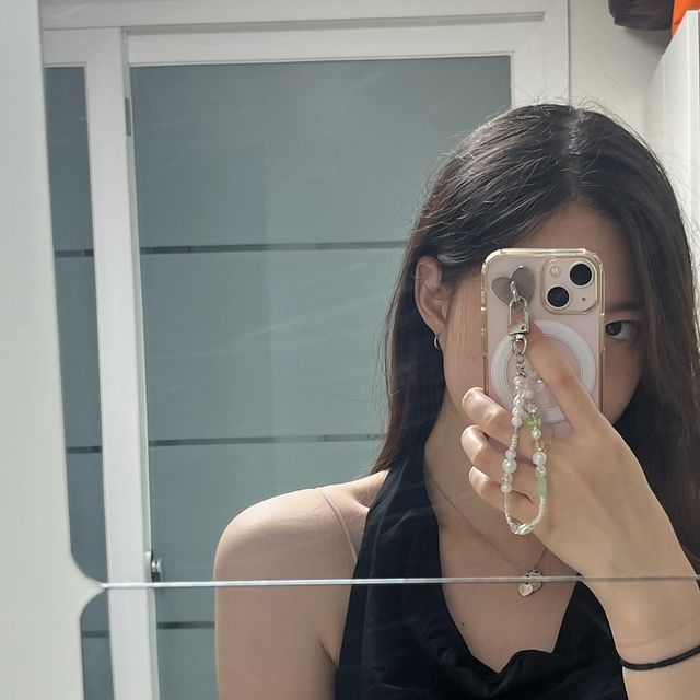 은규 on Instagram: "#광고 시크하면서도 섹시한 무드, 디자인 칼라 홀터 탑 블랙으로 완성해봤어요🖤✨ 유니크한 칼라 디테일과 세련된 핏이 돋보이는 이 아이템은 어떤 스타일에도 멋스럽게