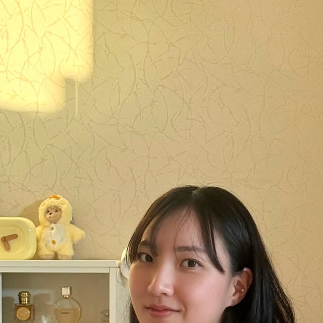 쿠키네 집 on Instagram: "#협찬

침구 브랜드인 소프라움앤에서 신규 런칭한 잠옷🩶

요즘 하루를 마무리할 때마다 입고 있는데
입는 순간 사르르 감기듯 부드럽고
조명 아래에서는 실크처럼 은은한 광택이✨

얇지만 흐트러짐 없이 핏이 깔끔하고
세탁 후에도 구김이 거의 없어서 매일 입게 돼요.

⸻

🎉 런칭 이벤트 🎉

신규 런칭 기념으로
소프라움 잠옷 기획전이 열립니다!

• 기간: 11월 3일 ~ 11월 13일
• 구매처: 29CM ‘이구위크’

잠드는 순간까지 품격있게 휴식을 즐기세요😴
@sofraumn 

⸻

#소프라움앤홈웨어 #홈웨어 #잠옷추천 #파자마추천 #커플파자마 #커플잠옷 #파자마브랜드 #잠옷브랜드 #편안한잠옷 #가을파자마 #겨울파자마 #데일리홈웨어 #홈웨어스타일 #긴팔잠옷 #면잠옷 #모달잠옷 #부드러운잠옷 #호텔잠옷 #집순이룩 #집들이선물 #신혼부부선물 #신혼선물 #커플선물 #이구위크 #29CM이벤트 #소프라움앤런칭"