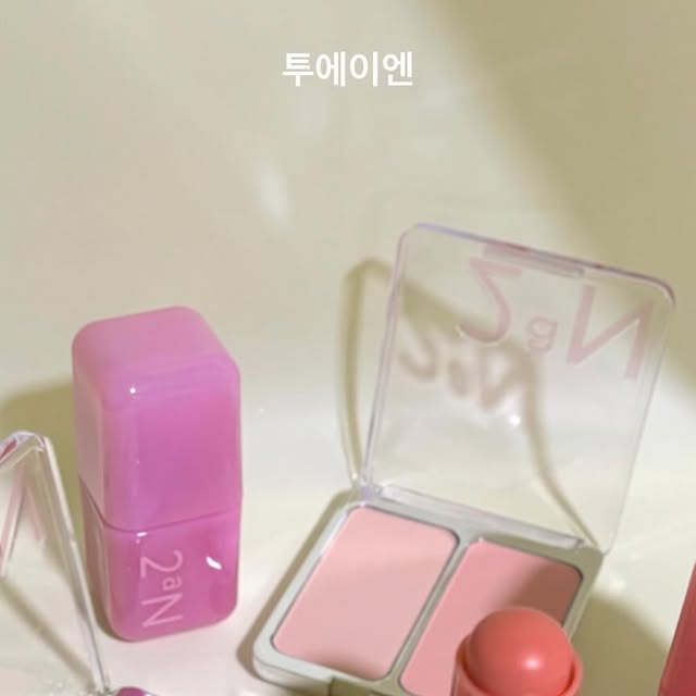 @hello_oooooj on Instagram: "#광고

올영세일이라 #투에이엔 블러셔만 10만원 들였어요 🥰
스틱형 블러셔는 처음 구매해봤는데 사용하기 진짜 편하네여~~ 립앤치크로 사용하기 이뻐요~ 살짝 쨍한 형광끼있는 느낌이라 봄여름 메이크업으로 추천"