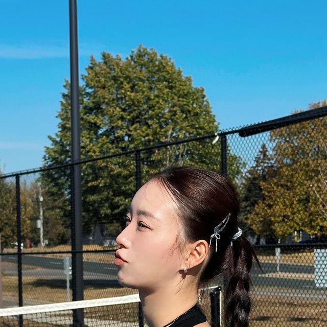 릴리옌젤(박예진) on Instagram: "#광고 한국기면 진짜 테니스 배운다 배운다고 했다 진짜다 진짜라구 했다😛 #에어크림#순색 #우아한#디자인#소매탑#소매#홀터#홀터탑"