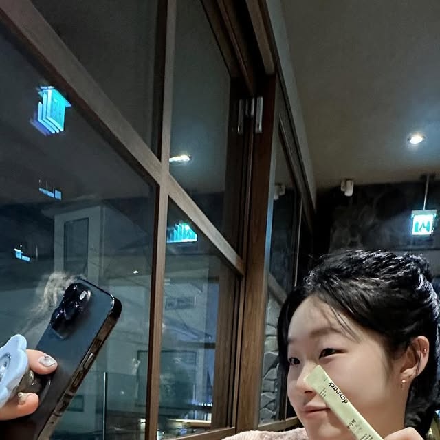 현 쥬 on Instagram: "#AD 
촬영과 오디션을 앞두고 피부에 신경을 정말 많이 쓰고 있는데요-!!
@daypack.official 에서 ‘밀크세라콜라겐’을 보내주셨어요🥛🍋

평소 콜라겐은 비리고 쓴 맛이 있어서 잘 챙겨먹지 않았는데, 데이팩 제품은 1년동안 47번의 맛 샘플링을 거쳐서 비리거나 쓴 맛이 하나도 없어요-! 가장 좋아하는 ’레몬 요거트‘ 맛으로 상큼하고 달달해서 맛있게 챙겨먹고 있어요💛💛

콜라겐&비오틴&비타민c 및 피부 건강을 위한 부원료 4가지를 동시 섭취하여 ‘보습 탄력’효과를 장시간 지속시켜주는 신개념 5세대 콜라겐이라고 해요-!!

그동안 고함량 콜라겐을 섭취해도 변화를 못 느끼셨다면 데이팩의 올인원 이너뷰티 포뮬러 ‘밀크세라콜라겐‘을 추천드려요-!! 밀크세라마이드를 동시에 섭취해 콜라겐이 쉽게 증발하지 않도록 피부장벽을 세워준대요🤍

✨포인트-!!
밀크세라마이드 200mg -> 100% 함량 개런티 
저분자 피쉬콜라겐 2,000mg -> 작고 정교한 입자로 피부 안쪽까지 꼼꼼하게
유럽산 프리미엄 비타민C , 비오틴 ’고함량‘ 함유 -> 생기와 활기 충전
상큼하고 부드러운 맛 -> ‘레몬 요거트’ 맛으로 달달하게🍋

#데이팩 #밀크세라콜라겐 #5세대콜라겐 #밀크세라마이드 #먹는콜라겐 #슬로우에이징 #이너뷰티 #피부관리 #속건조 #수부지 #피부장벽 #콜라겐추천"