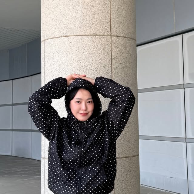 이구름 on Instagram: "#광고 이제 봄이 오려나봐- 🌷 핏부터 너무 맘에 들었던 #스탠다드에러 와이드 데님 🤍 힙부터 밑단까지 툭 떨어지는 라인이 진짜 예뻐서 그냥 대충 입어도 분위기 살아