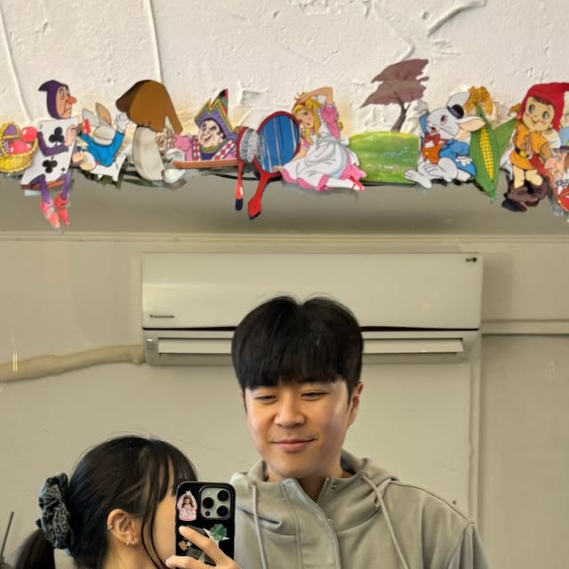 🕌 주주남매맘 헤디니 월드 🕌 on Instagram: "저번달 이번달 내내 주말도 출근하고
쉬는날 없이 일하는 오빵이 ㅇㅡㅇ…
철야하고 아침에 와서 좀 자라니까는
눈 잠깐 붙이고 차한잔 마시러 가자고해서
좋아하는 브랜드로 맞춰입고 잠깐이지만 둘이 데이트!
40분 컷으로 커피에 디저트 먹구
저녁 해먹을거 사들고 애둘 하원 후 귀가하기!

데이트엔 꾸안꾸 쿠쿠 🤓
카라넥으로 클래식한 무드에
소매 스냅으로 다양한 스타일링 가능하구
뒷면 핀턱 주름 디테일이 있고
안쪽 내부 포켓으로 높은 수납력까지
소프트한 촉감으로 나 꽤나 자주 입는
데이트룩 크크 🩶

#아이러니포르노화이트라인 #IRONYPORNOWHITELINE #남여공용자켓 #자켓 #레더자켓 #스웨이드자켓 #아우터 #레더 #데일리룩 #자켓추천 #JACKET #LEATHERJACKET #SUEDEJACKET #アウター #レザージャケット #スエードジャケット #デイリールック #남매맘 #남매맘그램 #애둘맘 #애둘맘일상 #애둘엄마 #엄마일상 #딸아들맘 #아들딸맘 #내지분 #거울셀카 #거셀 #거셀샷 #부부셀카"