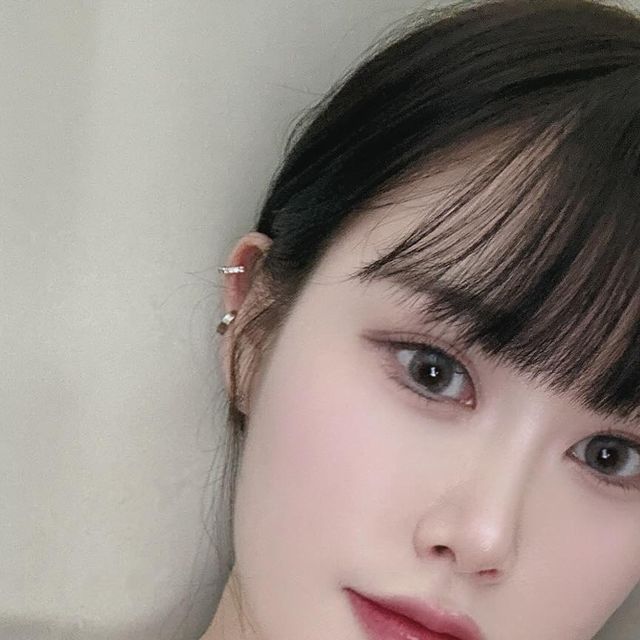 Jenna on Instagram: "#광고 @impiel.official 

최근에 앰플 안 쓰고 있었는데 속건조에 매말라가고 있었는데
임피엘덕에 피부도 맑아지고 피부 장벽이 돌아오고 있어서 맑아보이는게 보이는거 같당 ㅠ🥹💜
시카,아줄렌,병풀 피부 진정에 좋다는거 다 넣어주는건 기본으로
흡수가 너무 잘 되서 그런지 겉도는것도,끄적임도 없고 트러블 재발 방지 히는것에 집중적으로 케어가 다 되는 임피엘 💜
보라색 앰플이길래 특이하다 싶었는데 비건인증에 아줄렌으로 인한 천연 보라색이라고 ..👍🏻

#임피엘#impiel#임피엘앰플#임피엘아줄렌앰플#임피엘시카앰플#임피엘여드름앰플#임피엘여드름#임피엘트러블앰플#임피엘트러블#앰플추천#여드름앰플추천#트러블앰플추천"