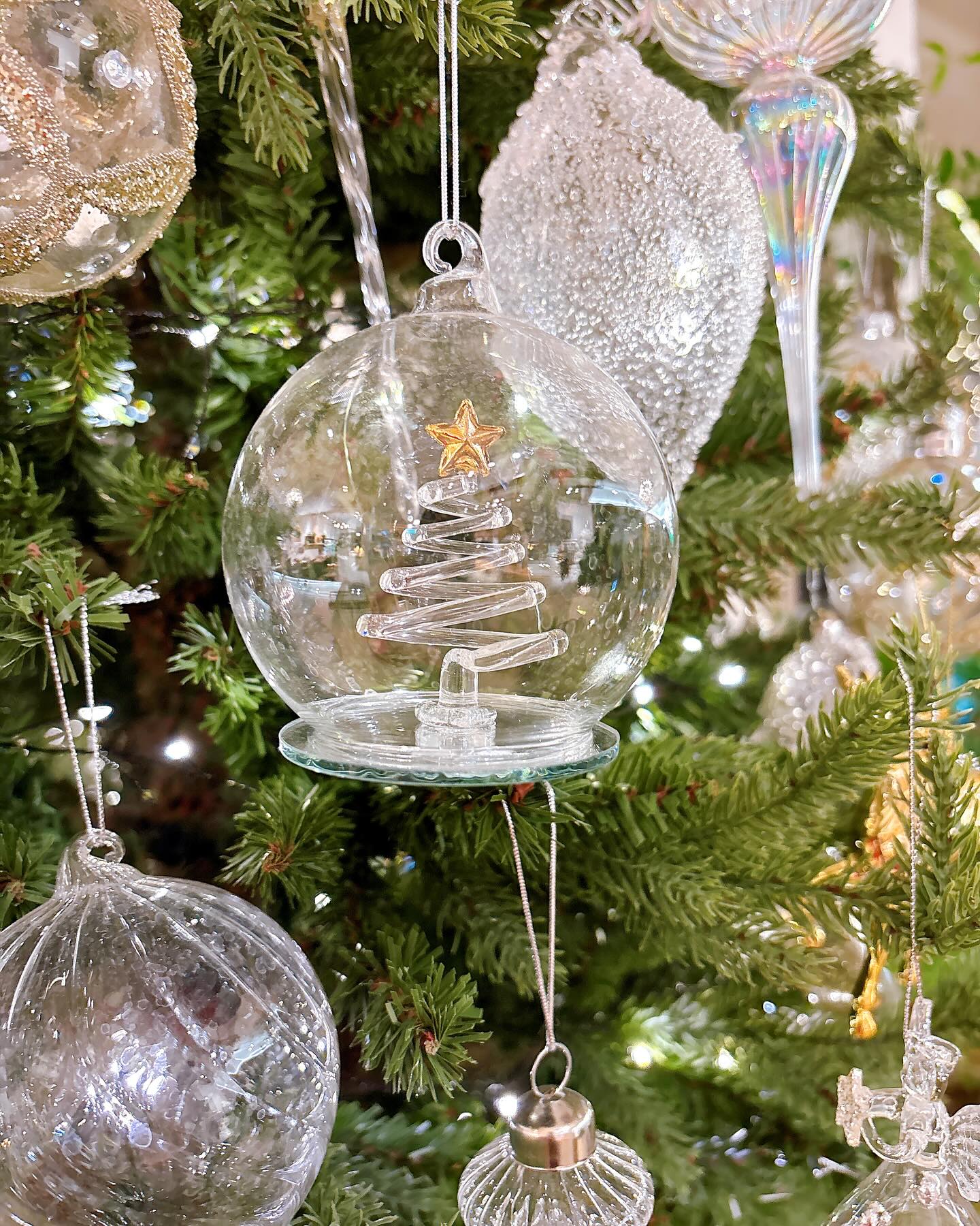 까꿍🎄

내가 참 잘찍었다..😉
생각만큼 이뿌지는 않았음….
아이들만 신나는곳😅
굉장히 실망했지만……. #빵맛집 이더라 !!!!
ㅋㅋㅋ 맛있어서 참음🫢 
다먹고 밥먹으러감 ㅋㅋㅋㅋㅋㅋ
겨울에 국밥 못참지🤪 ㄱㄱ
.
.
.
.
.
#크리스마스 #트리 🎄
#빵맛집🍞 #시크니쳐메뉴 
#쑥인절미 #존맛탱 👍👍
#딸기크로와상 말해뭐해.. #마디따 
#달다구리 #달달해죽는줄 
#칼로리폭탄 💣🧨💥
#이제밥먹자 ㅋㅋㅋㅋㅋㅋㅋㅋㅋ
#아바라 #추워도아이스는못참지 ☺️
#카페 #카페투어 
#카페스타그램 #카페맛집 
#베이커리맛집 #즐거웠다 
#이야이야오 🎶🎵 
#굿밤 🌙 
#오늘도고생하셨습니다