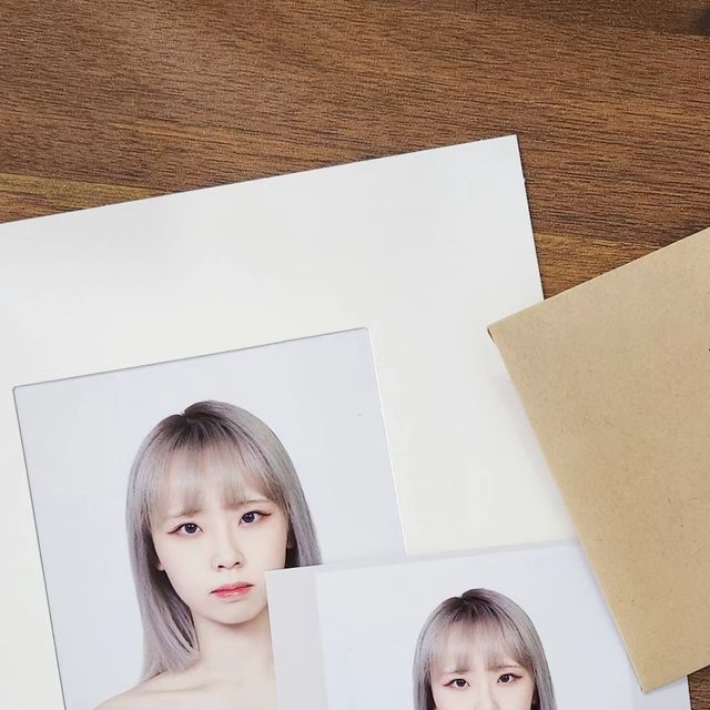 HyunA on Instagram: "#광고 #협찬
@studioarn_main

안녕하세요 여러분! 제가 진짜 오백만년만에 증명사진을 찍고 왔는데요ㅎㅎ 분당에 위치해 있는 📸스튜디오 아른📸에 다녀왔습니다:)

예약은 네이버예약을 통해 편하게 진행할 수 있었고, 거리가 좀 있어서 가는길을 걱정했지만 다행이도 코앞에서 내리는 광역버스가 있어서 잘 도착했답니당!!🤗

들어가는 입구부터 감성 돋는 사진관 느낌 낭낭했던 '스튜디오 아른', 방문하니 친절한 사진사 분께서 탈의실과 메이크업존에서 편하게 준비하라고 설명해주시더라구요!! 제 전타임에 촬영하신 분이 아직 결과물을 못받으셔서 대기를 해야했지만, 저는 편하게 메이크업 존에서 헤어메이크업 수정을 하면서 기다릴 수 있어서 전혀 문제되지 않았어요..!

사전에 스튜디오 측에서 흰색 상의가 예쁘게 나온다고 해서 없는 흰색 옷 뒤져서 가져갔는데, 가보니 왜 흰색 상의를 추천하셨는지 알 것 같더라구요! 벽에 걸린 사진들의 대부분이 밝은 옷이었는데 확실히 흰색 옷이 깔끔하게 찍힌 느낌이었어요🩷🩷 평소에 흰색 옷을 정말정말 안입는터라 걱정이 많았는데 생각했던 것보다 예쁘게 나와서 좋았습니다!!🥰

무엇보다 가장 마음에 들었던 점은 사진사님이 1:1로 리터치를 꼼꼼하게 챙겨주시더라구요...! 사실 우리... 원본에 만족하시는 분들 아무도 없잖아요..?🥺 근데 간혹 '완성되면 연락드릴게요~'하면서 어디 다녀오라는 사진관이나 수정사항 요청하기 불편한 분위기인 곳들도 있는데, 여기는 전혀 그런거 없이 찍자마자 바로 옆에 앉아서 같이 보면서 원본 셀렉하고 수정해주셔서 이 점이 너무 좋았습니다!👏🏻👏🏻

🪄 Point 1 : 메이크업존이 따로 있어 편하게 화장 수정 가능!💄
🪄 Point 2 : 세심한 1:1 리터치💛
🪄 Point 3 : 감성돋는 입구, 감성돋는 포장... 시작부터 끝까지 갬성 그 자체...🌟

🏢 스튜디오 아른 : 경기 성남시 분당구 내정로107번길 9 지하1층 스튜디오

'이 글은 본 업체로부터 제품 또는 서비스를 제공받아 작성된 리뷰 입니다.'

#분당사진관 #분당증명사진 #용인사진관 #정자동사진관 #증명사진 #photo #포토스타그램"