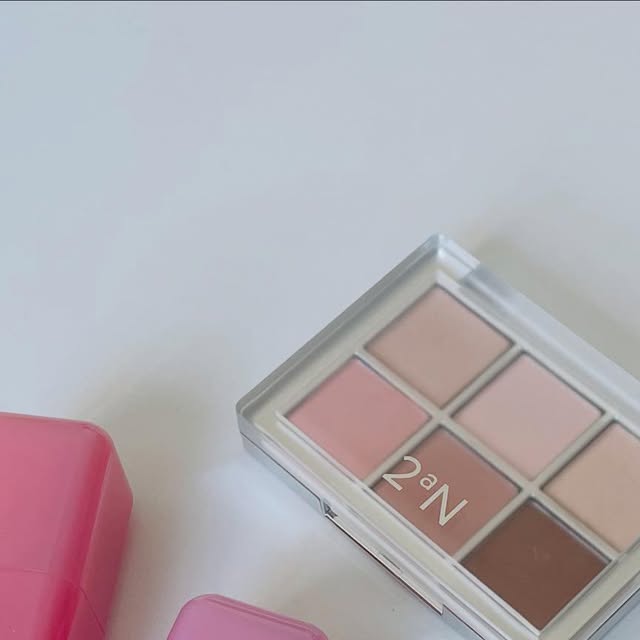 H on Instagram: "#광고 @2an_official 투에이엔 신상 포켓 코튼 블러링 스틱 사는 김에 다른것 까지 사기🥰 멀티 스틱이라 아이-치크-립 하나로 화장 뚝딱 가능! 코튼 피즈, 베러 밀크 두가지 색상
