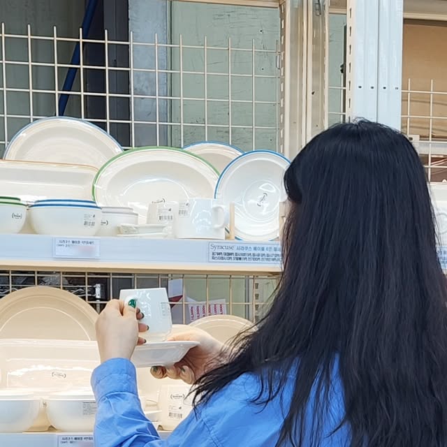 가을하늘민 on Instagram: "#협찬 #일산모드니 🍽

내가 찾던 그릇? 갖고 싶었던 예쁜 냄비~
#모드니일산점 가면 싸게 살수 이찌용😁✌️
유명 브랜드~ #신혼살림 꿀템 여기 다 있으니
주부라면? 여자라면? 꼭 한번 가봐야쥬~~

긍데.. 👛 지갑 열릴 각오 하고 가셔야함유~ 아시져?
색감폭발  #바겐슈타이거 프라이팬이랑  #네오플램 냄비 게레~~겟겟~~~~ 너모 너모 이쁘단🥰
크~~보고만 있어도 예쁨예쁨 눈호강~❤️❤️❤️

여러부운~ 명절 앞두고 스뚜레쓰 많은 분들은
 #예쁜그릇 꿀템 득템하러 가세용~ 행복해집니둥🎁
"일산 모드니"에선 지금 핫 세일중임다👏👏
🚗경기 고양시 일산동구 장대길 106-51
📍am9:00 ~ pm19:00 ☎️0507-1311-1263

#이도도자기 #월넛도마 #실리만 #유로룩스
#콰트라트 #셀렉트100 #일산그릇 #그릇가게
#select100 #Wagensteiger #yodo"