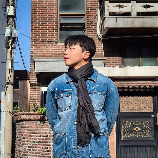 조성진 on Instagram: "햇살에 부드럽게 스며드는 포근한 분위기☀️ #광고

롸잇히어(@right_here.co.kr) / 베이직 무지 머플러 MF83 M

▪️ 은은한 멜란지 톤이 자연스럽게 멋을 더해줘서 어떤 아우터와도 조용히 어울렸어요🖤

▪️ 얇은 두께감이라 답답함 없이 편하게 착용할 수 있었고, 간절기부터 초겨울까지 활용도가 높았어요✨

▪️ 끝단의 내추럴한 올풀림 디테일이 은근한 포인트라 심플한 룩에도 자연스럽게 분위기를 더해줬습니다🤎

오늘은 데님 셔켓과 크림 팬츠에 가볍게 둘러 편안한 데일리룩으로 연출해봤어요🍂

#무지머플러 #남자머플러 #간절기머플러 #가벼운머플러"