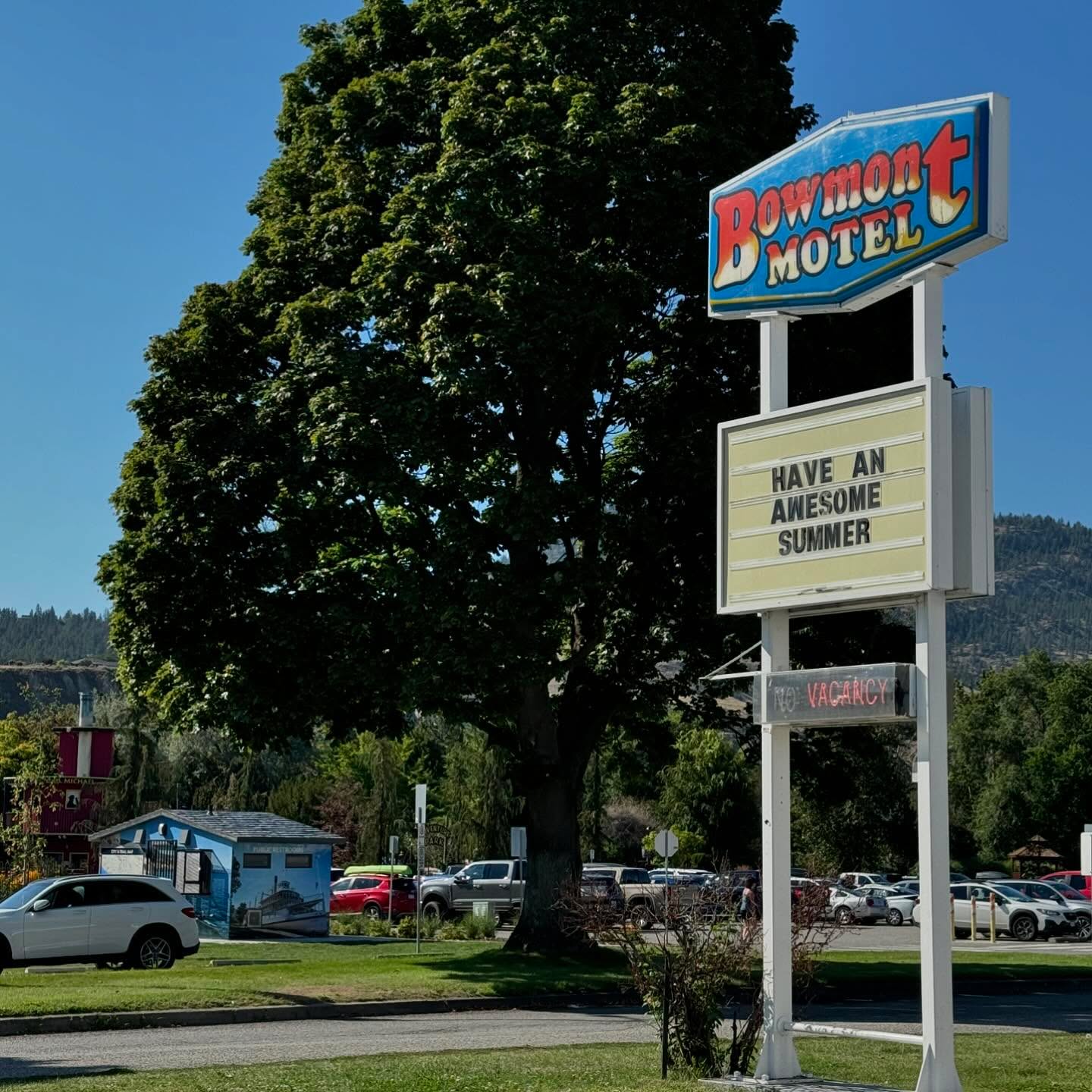 Summer Vacation, Penticton, BC

영화에서 보던 어느 휴양지의 숙소같은 장소
무려 5시간을 운전해서 와야하는 곳이지만 느낌있네

#팬틱턴 #밴쿠버 #여름 #휴가 #숙소 #밴쿠버여행 #penticton #vacation #trip